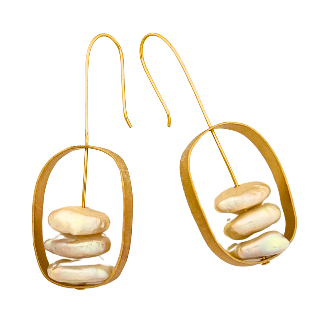 Container earrings: Gold and white disc pearl
